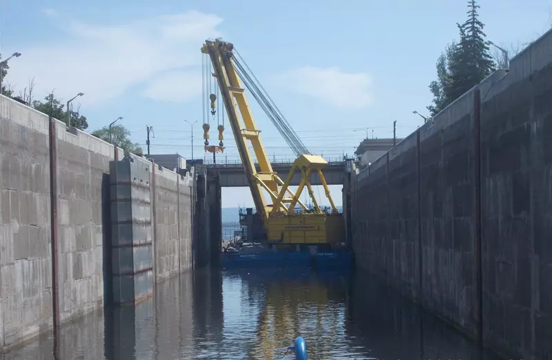 Картинка #6 для поста «Плавкран Могучий завершил операции по замене ворот двух шлюзов Жигулевского гидроузла»
