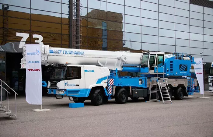 Первый автокран грузоподъемностью 100 тонн передан в опытно промышленную эксплуатацию