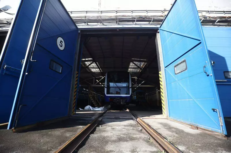 В депо Новосибирска прибыли второй и третий составы вагонов метро Ермак