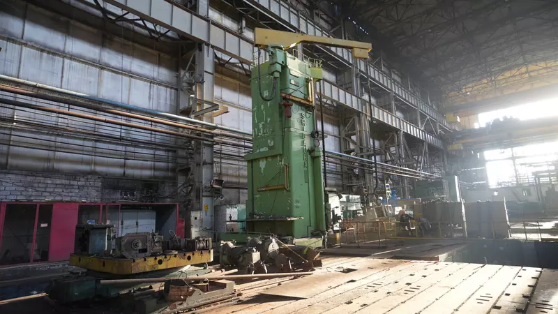 На рабочем столе тяжелого станка лежат боковины украинских БТР. Как лежали 23 февраля 2022 года, так на том же месте и сейчас лежат