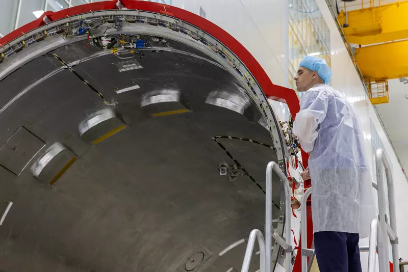 Фото №6 для статьи «Роскосмос: На Восточном на автоматическую станцию Луна 25 накатили головной обтекатель»