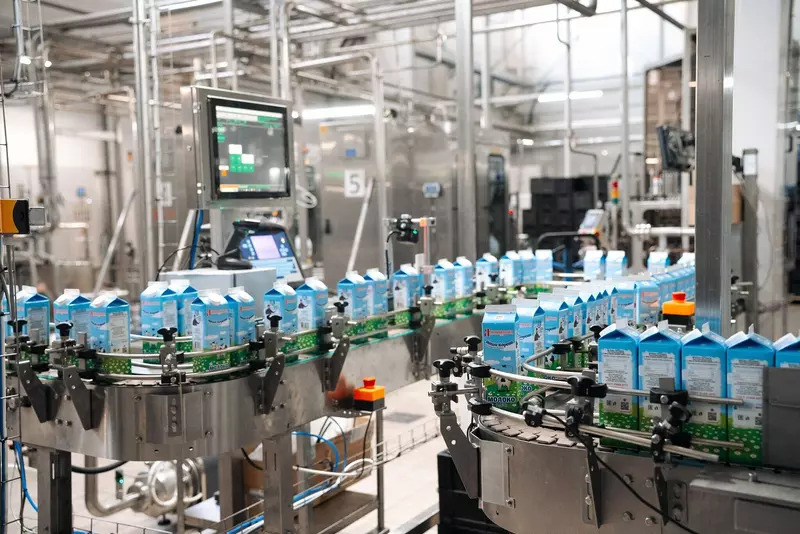 Изображение 1 для статьи «Новые заводы и цеха: На Ядринмолоко запустили новую линию по розливу молока в картонные коробки»