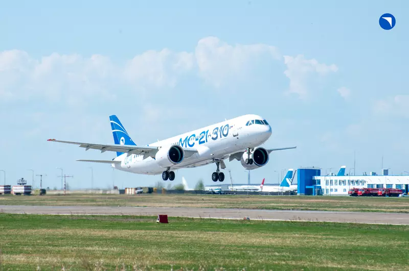 Изображение 2 для поста «SSJ-100 : МС 21 и 100 покрашены в новую ливрею ОАК для участия в авиасалоне МАКС 2023»