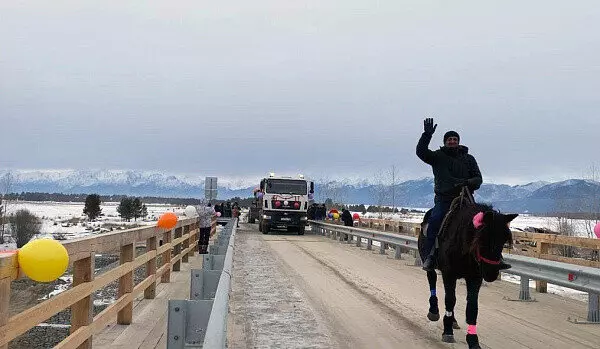 Изображение 1 для статьи «Дорожное строительство: В Курумканском районе Бурятии открыли мост»