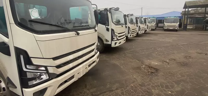Запорожская область получила первые 28 мусоровозов отечественного производства