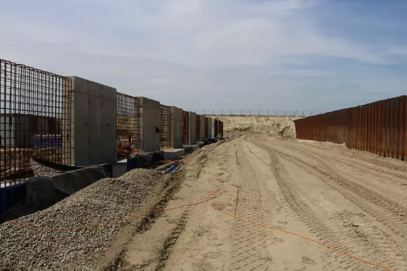 Лицевая и тыльная стороны левой палы в верхнем бьефе