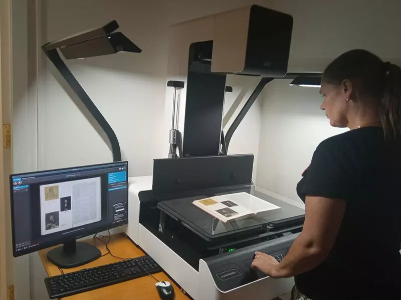 Картинка №2 для поста «отечественные технологии: В Санкт Петербурге оцифровывают редкие экземпляры из Театральной библиотеки»