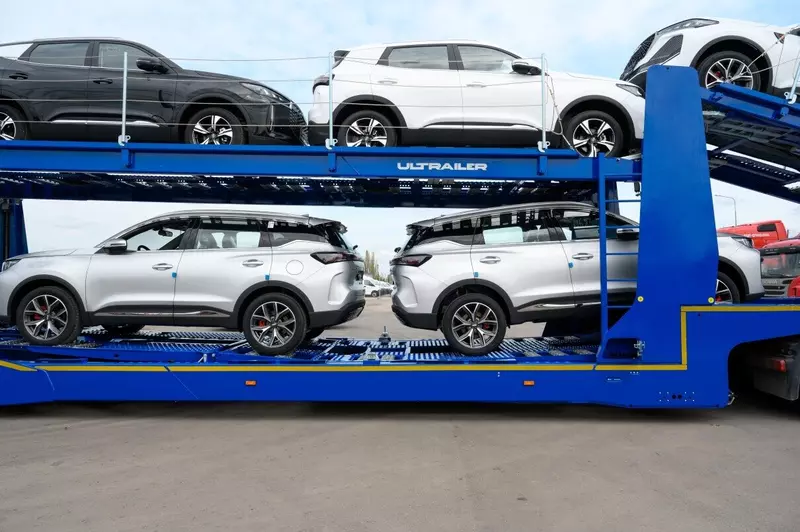 Размещение автомобилей на платформах полуприцепа-автовоза "Ultrailer"