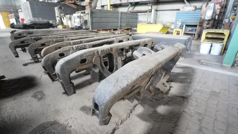 Везде продукция в разной степени готовности. Её аккуратно собрали, разложили и обязательно доделают