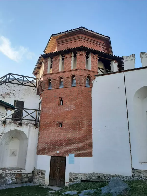 Северная наугольная башня (фото автора)