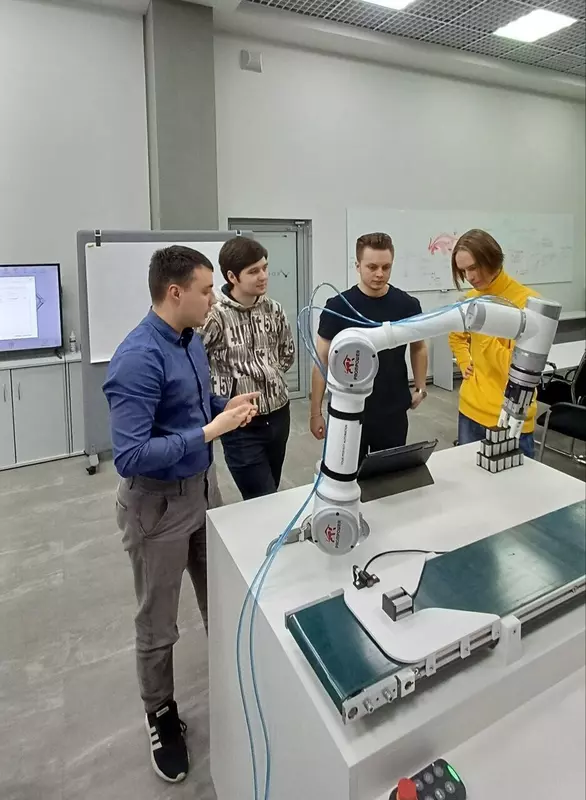 Фото №3 для «День без турникетов с роботами»