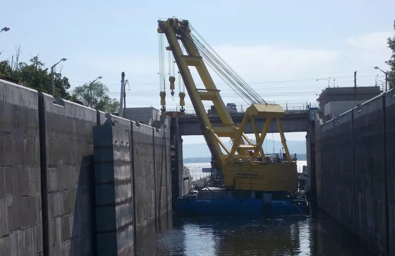 Картинка 5 для публикации «Жигулёвск: Плавкран Могучий завершил операции по замене ворот двух шлюзов Жигулевского гидроузла»
