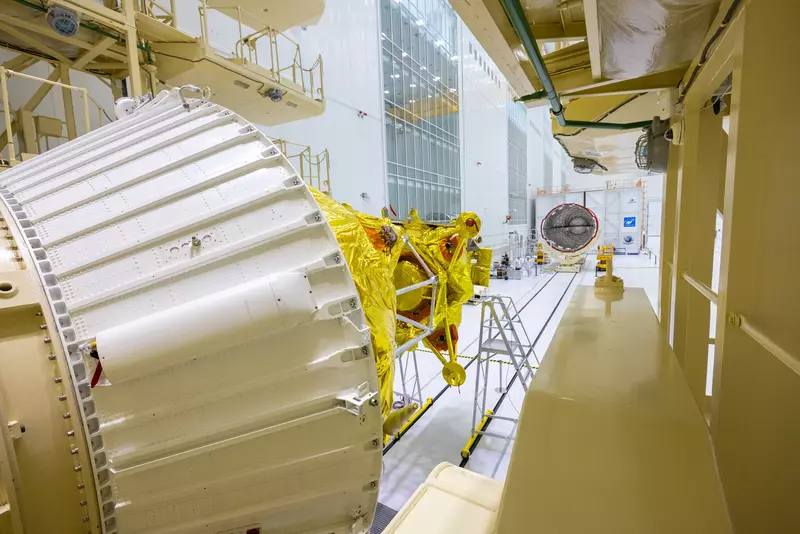 На Восточном на автоматическую станцию Луна 25 накатили головной обтекатель