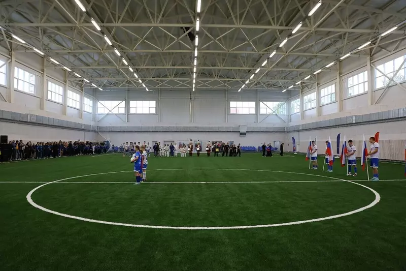 Фото 3 для «футбольный манеж: Первый крытый футбольный манеж открыли в Вологде»