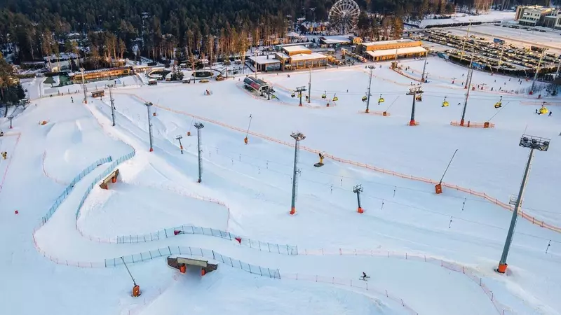 Под Петербургом открыли единственный в РФ лыжный курорт с консервированным снегом