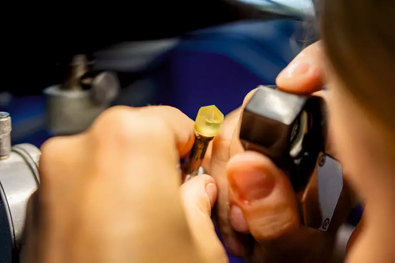 На Янтарном комбинате Ростеха начали выполнять новые виды огранки