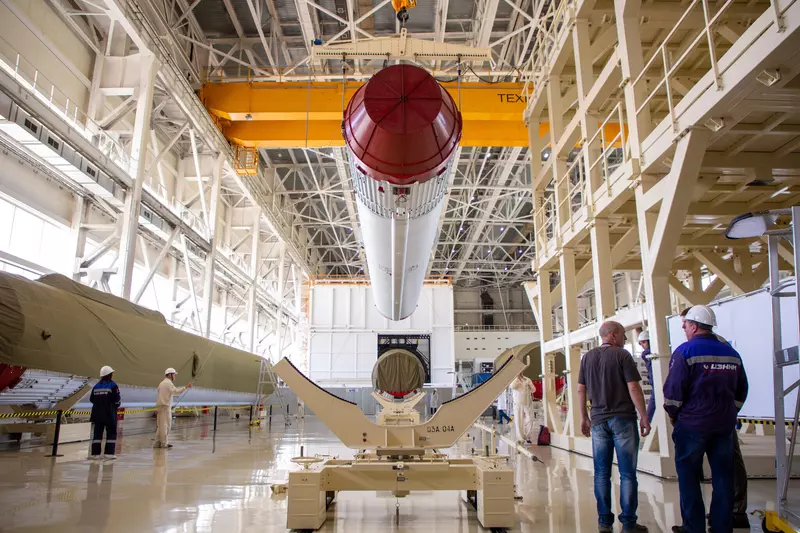 Иллюстрация №8 для новости «Роскосмос: На космодроме Восточный в ходе комплексных испытаний собирают ракету Ангара НЖ»