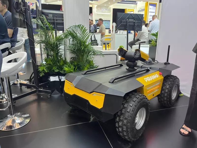 Российский ровер Пиранья выполняет задачи безопасности и логистики на выставке в Дубае