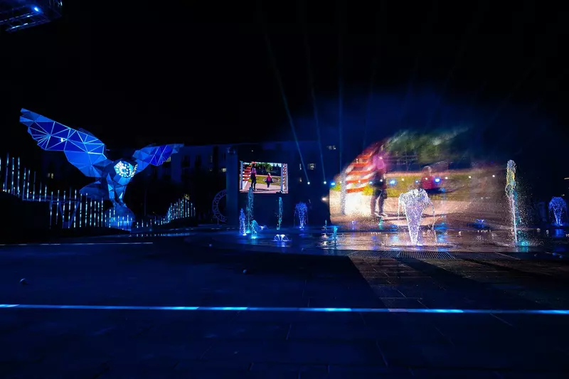 Иллюстрация №9 для «Уникальный светомузыкальный фонтан появился в Новом Уренгое»