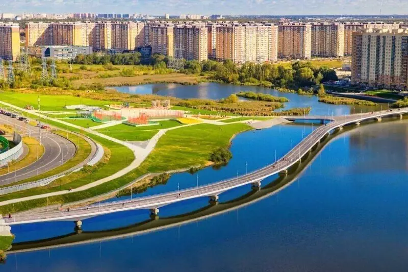 Изображение 1 для поста «Дорожное строительство: Открыт парк и пешеходный мост из Москвы в Люберцы»