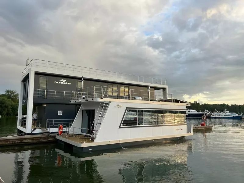 Компания построила первый российский плавучий электрический дом