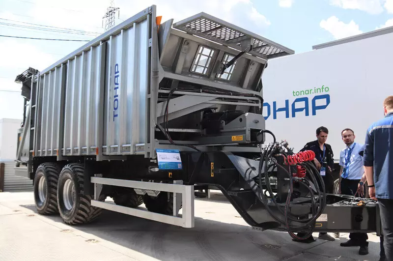 Фото #3 для поста «На заводе Тонар представили новую технику мощный внедорожный самосвал и обновлённые полуприцепы»