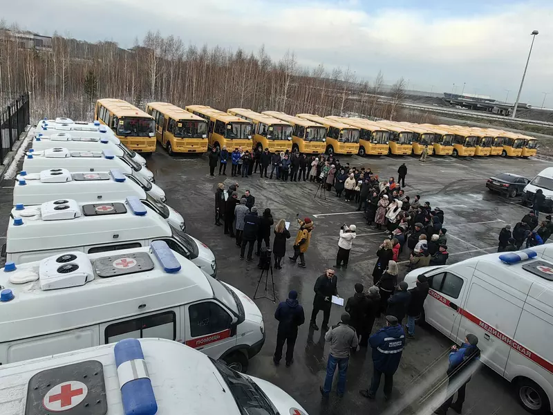 Школы и больницы в муниципалитетах Свердловской области получили новый транспорт