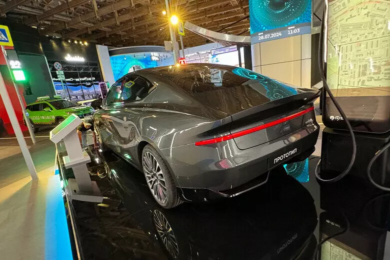 Фото #2 для публикации «Москва: В Москве показали новый российский электроседан»