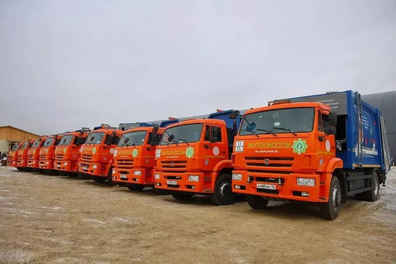 Автопарк Якутскэкосети пополнился новыми мусоровозами КАМАЗ