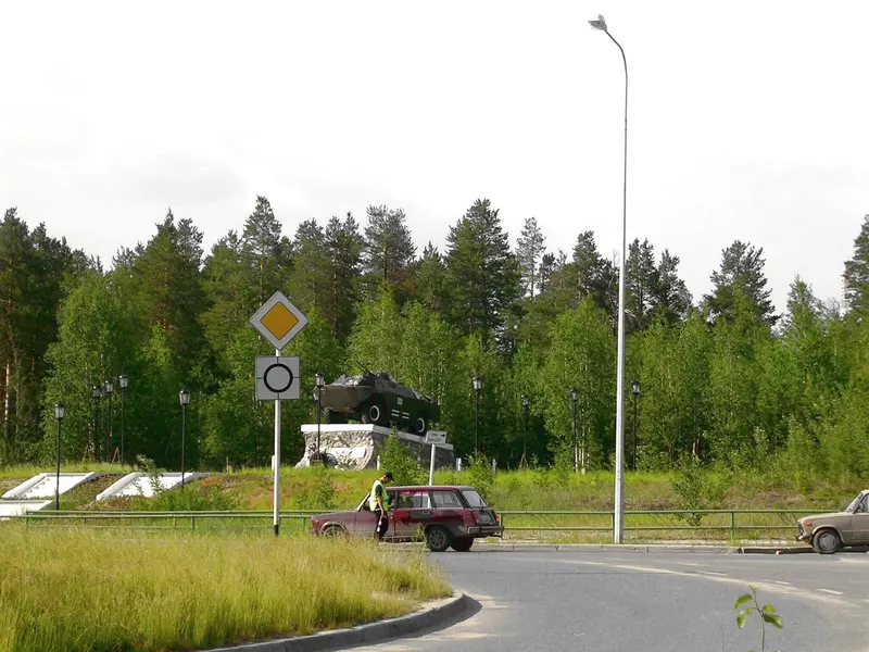 В таком виде площадь существовала до 2023 года, когда здесь началось благоустройство (фото автора)