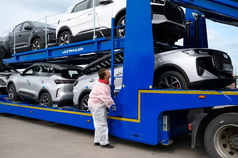 Управление гидросистемой полуприцепа-автовоза "Ultrailer" при погрузке/разгрузке