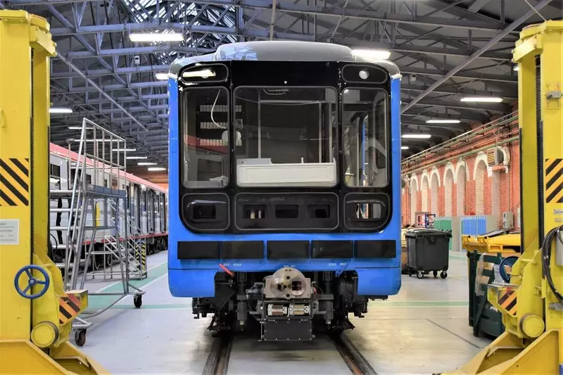 ТМХ передал 8 модернизированных вагонов в метро Екатеринбурга