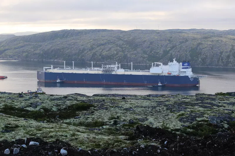 Картинка №3 для новости «газ: В акваторию губы Ура Баренцева моря прибыло плавучее хранилище газа Саам ПХГ»