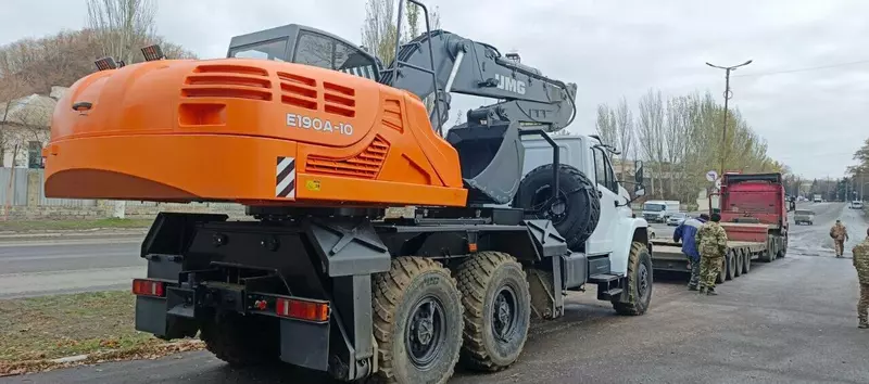 Фото #3 для статьи «Губернатор передал от Самарской области в зону СВО очередную партию спецтехники»