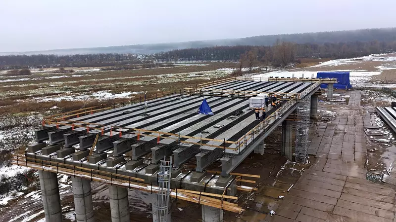 №3 для новости «дорожное строительство: Обход Нижнекамска и Набережных Челнов монтаж балок пролетного строения эстакадной части моста»