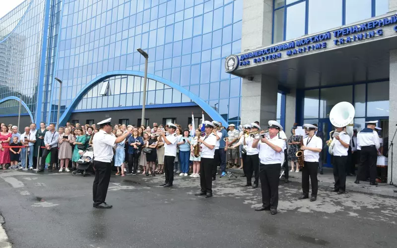 Фото #2 для «фотофакты: Выпуск в МГУ имени адмирала Невельского»