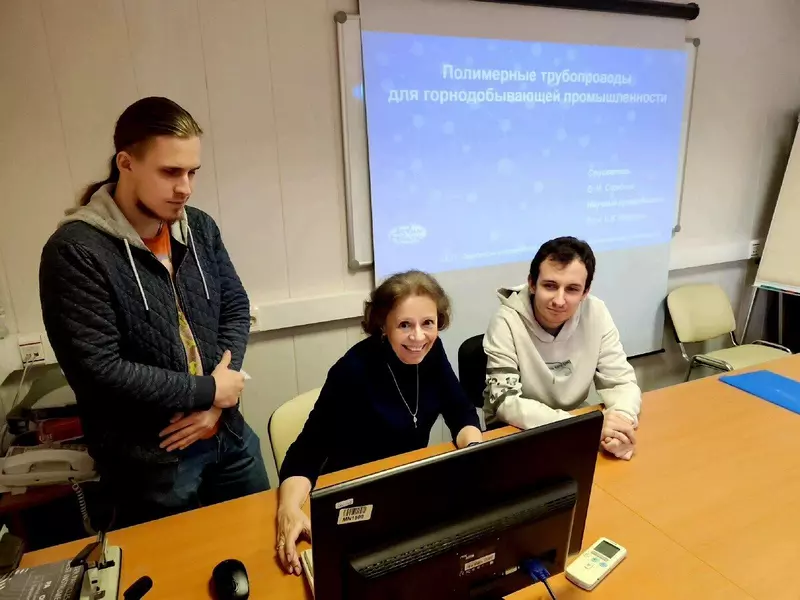 Елена Калугина со студентами базовой кафедры Группы ПОЛИПЛАСТИК