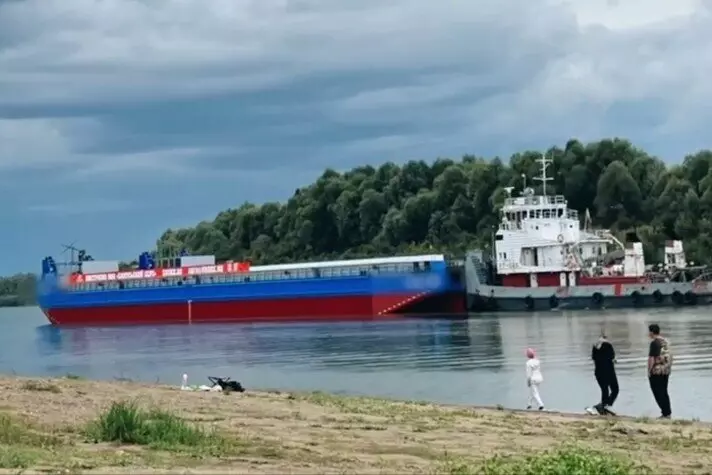 Самусьский ССРЗ успешно завершил строительство серии из десяти несамоходных барж площадок