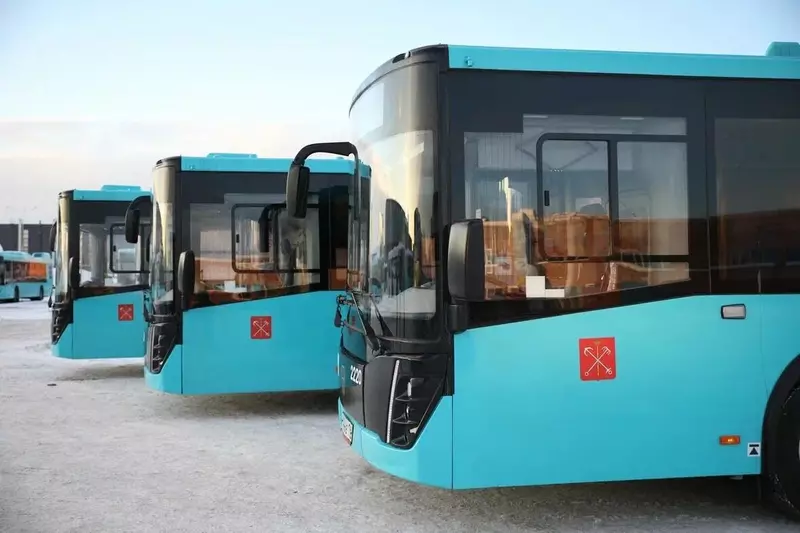 102 автобуса особо большого класса для Санкт Петербурга