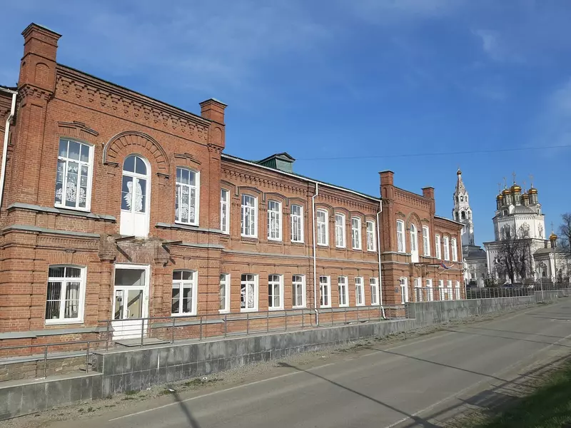 Здание женской гимназии Верхотурья (фото автора)