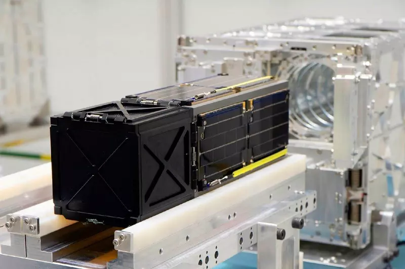 Спутник «СтратоСат ТК-1». На переднем плане — пусковой контейнер с пикосатами