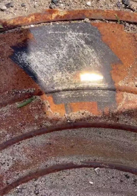 Столица России и чистка коммунальных люков красивая Москва без ржавчины под ногами