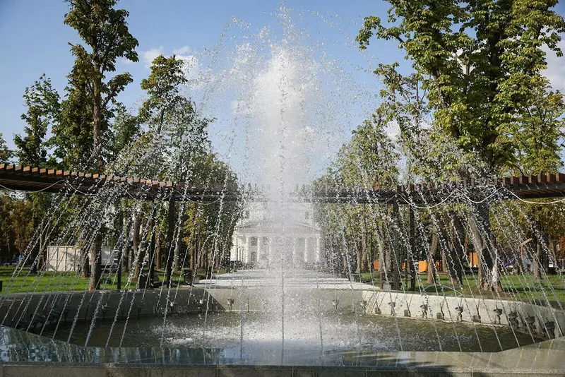 Московские коммунальщики обустроили парки и скверы Донецка и Луганска