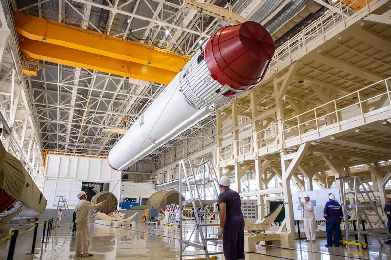 Фото #4 для поста «ракетная техника: На космодроме Восточный в ходе комплексных испытаний собирают ракету Ангара НЖ»