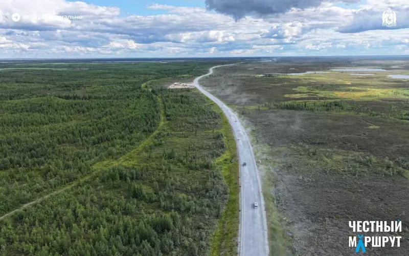501-я стройка тянется едва видимой просекой вдоль автодороги Надым-Салехард