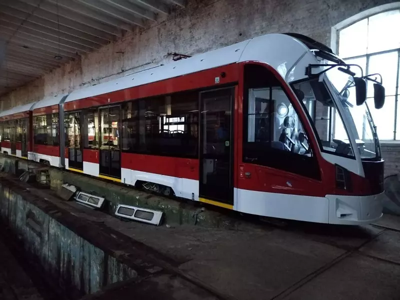 В Самару приехали три новых трехсекционных трамвая Витязь М