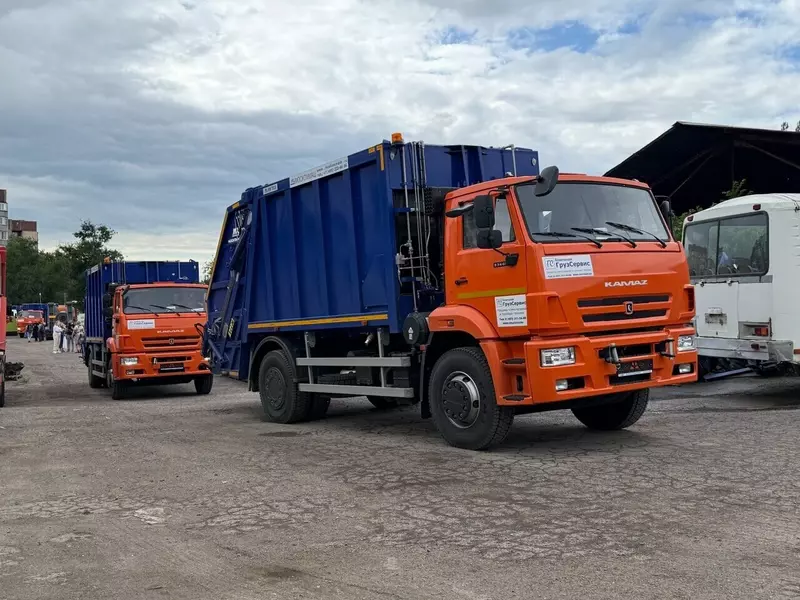 Донснабкомплект получил десять современных мусоровозов КАМАЗ