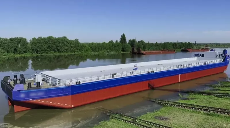 Спущена на воду седьмая баржа проекта 66