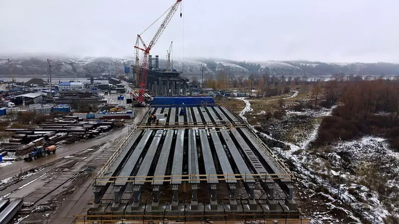 Картинка 5 для «мосты: Обход Нижнекамска и Набережных Челнов монтаж балок пролетного строения эстакадной части моста»