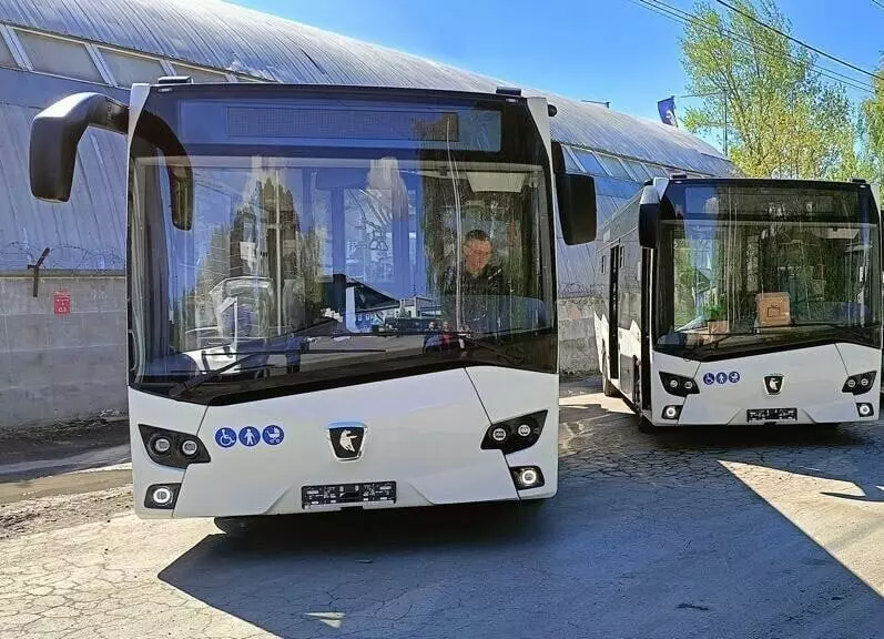 В Пойковский прибыли два новейших автобуса среднего класса